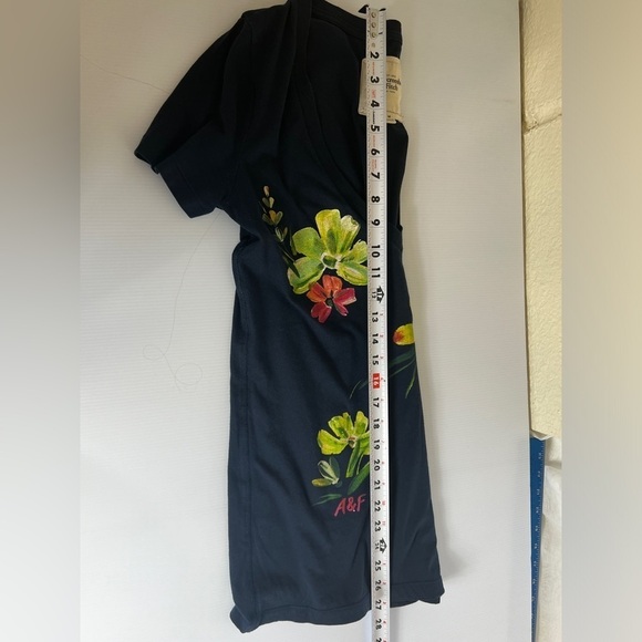 Abercrombie & Fitch Navy Blue Tropical
Floral Knit V Neck Size Medium - Picture 8 of 14